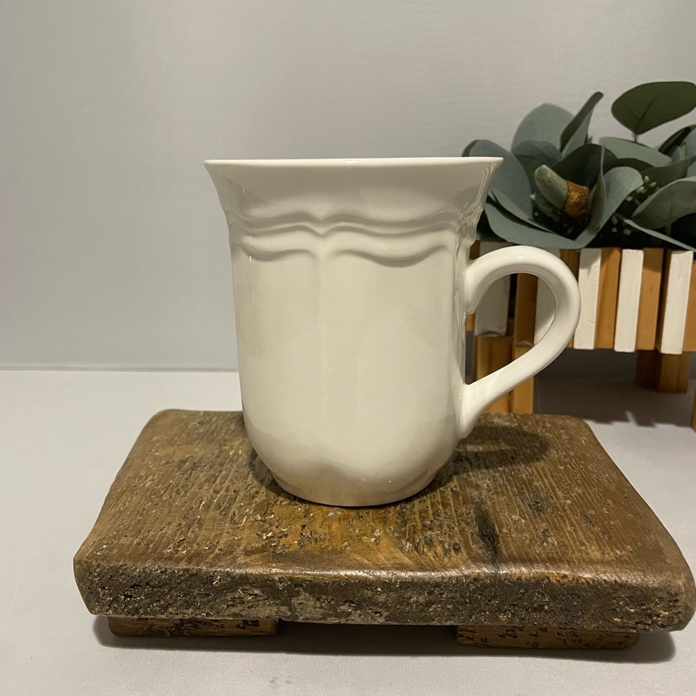 Mikasa French Countryside White Scalloped F9000 Coffee Mug